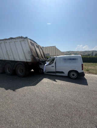 Ascoli - Schianto sull’asse attrezzato: furgone contro camion in sosta, 46enne in prognosi riservata
